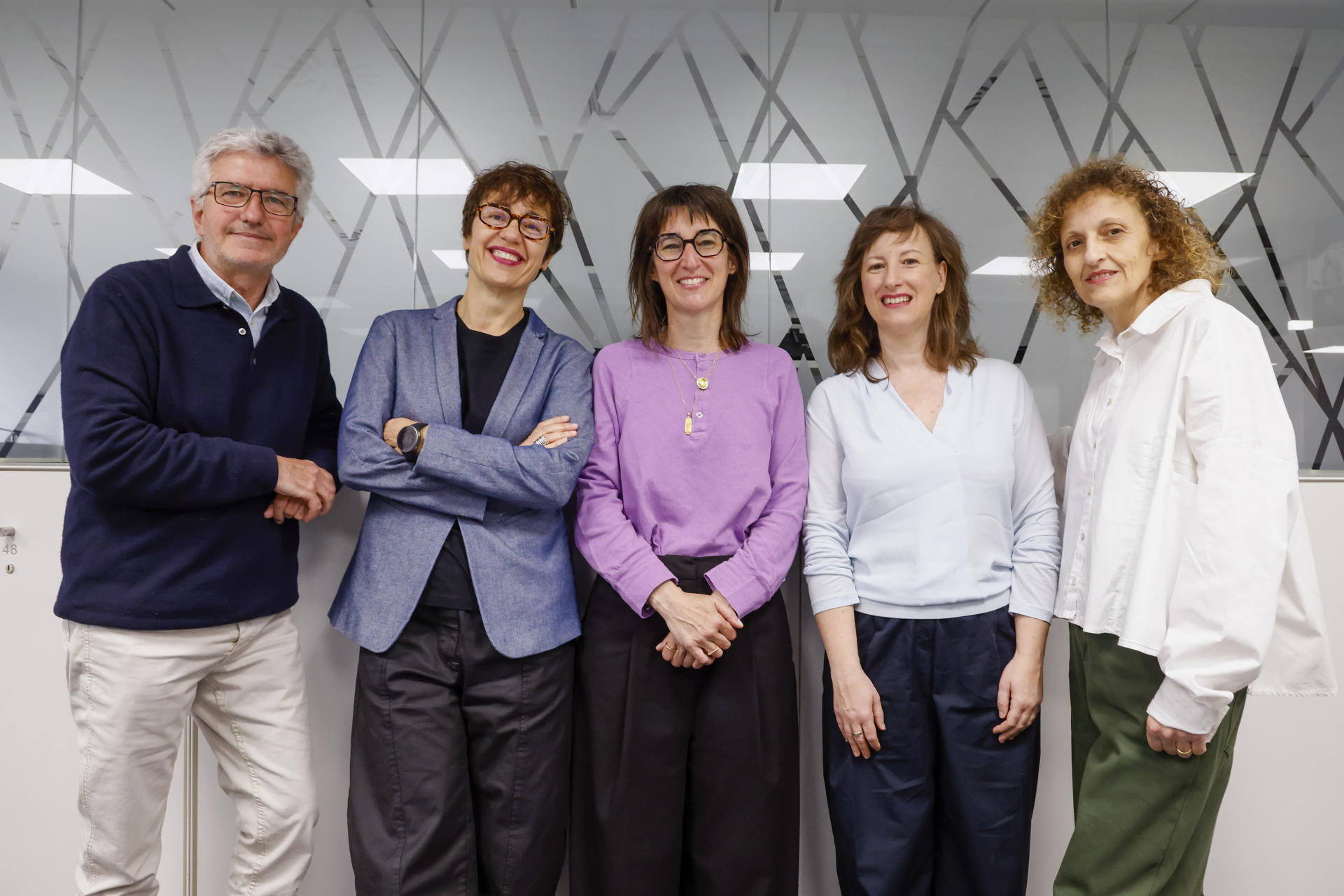 (De izq a der) Los periodistas Raúl Casado, Noemí Gómez, Elena Camacho, Caty Arévalo y Carmen Rodríguez, integrantes de la sección de Ciencia de la Agencia EFE posan tras ser galardonados con el Premio CSIC-Fundación BBVA de Comunicación Científica por el rigor con el que trasladan "de manera contrastada el conocimiento basado en la evidencia científica" a la red mediática de hispano-hablantes, destaca el jurado. EFE/ Blanca Millez