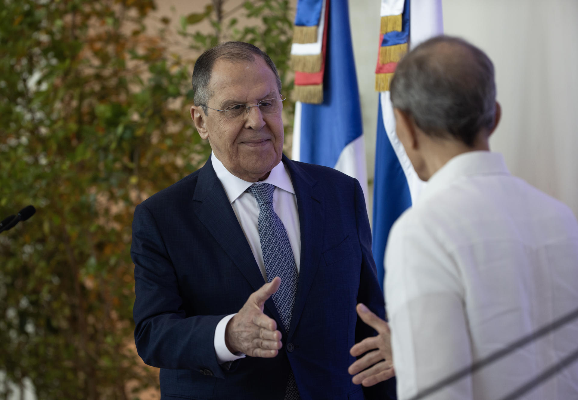 El ministro de Relaciones Exteriores de Rusia, Serguéi Lavrov (i), saluda a su homologo dominicano, Roberto Álvarez, durante una rueda de prensa este miércoles, en la sede de la Cancillería en Santo Domingo (República Dominicana). EFE/ Orlando Barría