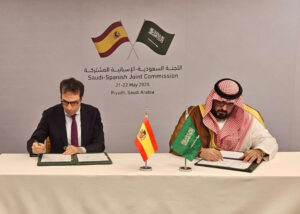 Imagen del pasado 21 de mayo del ministro español de Economía, Comercio y Empresa, Carlos Cuerpo (i), con el ministro de Economía y Planificación saudí, Faisal Alibrahim (d) en Riad (Arabia Saudí).EFE/ Cuenta de X del ministro Carlos Cuerpo / ***SOLO USO EDITORIAL/SOLO DISPONIBLE PARA ILUSTRAR LA NOTICIA QUE ACOMPAÑA (CRÉDITO OBLIGATORIO)***