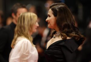 La presidenta del jurado, Juliette Binoche (D) y la miembro del jurado, Alba Rohrwacher, asisten al estreno de 'Resurrection' durante el 78º Festival de Cine de Cannes, en Cannes, Francia, el 22 de mayo de 2025. El festival de cine se celebra del 13 al 24 de mayo de 2025. (Cine, Francia) EFE/EPA/MOHAMMED BADRA