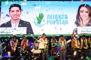Mariana Prada, candidata a la vicepresidencia por el partido Alianza Popular, participa en un acto este lunes, en La Paz (Bolivia). EFE/ Luis Gandarillas