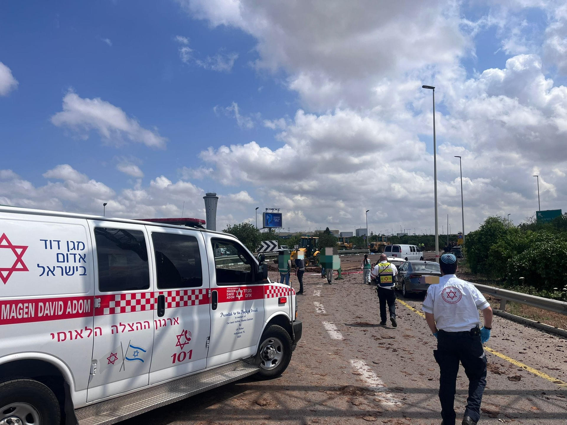 Vista de la zona del aeropuerto de Ben Gurion en Tel Aviv en la que cayó un proyectil que causó seis heridos, cuatro con lesiones directamente relacionadas con la explosión y otros dos camino a refugios, informó el MDA, que no reporta ningún caso grave. Seis personas resultaron heridas por la caída de un proyectil en la zona del aeropuerto de Ben Gurion en Tel Aviv, de las cuales cuatro sufrieron lesiones directamente relacionadas con la explosión y otras dos heridas en su camino a refugios, informó el servicio de emergencias israelí Magen David Adom (MDA), que no reporta ningún caso grave. EFE/ Servicio De Emergencias Israelí Magen David Adom (mda) ***SOLO USO EDITORIAL/SOLO DISPONIBLE PARA ILUSTRAR LA NOTICIA QUE ACOMPAÑA (CRÉDITO OBLIGATORIO)***