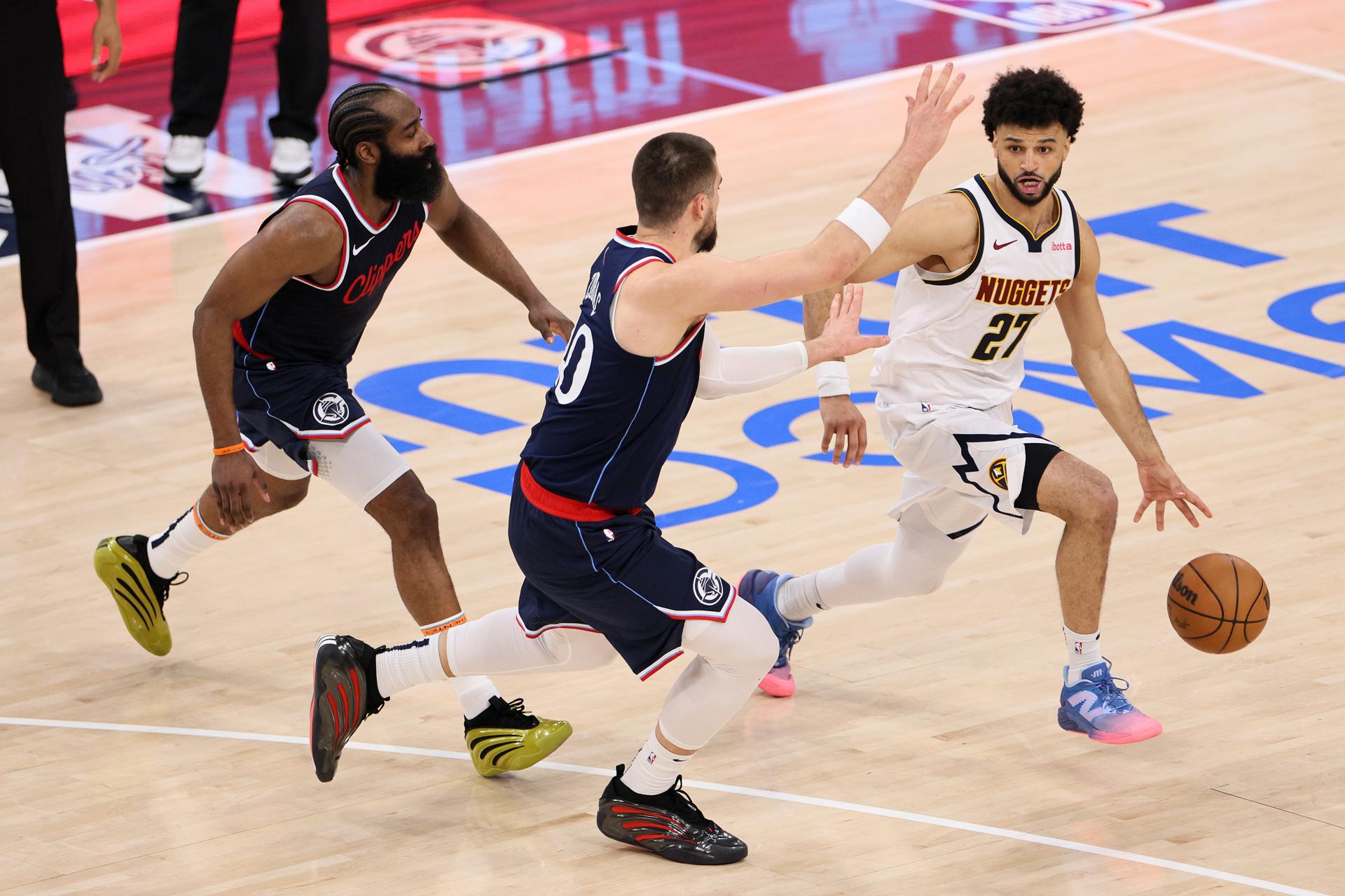 Jamal Murray (D) de los Denver Nuggets durante la segunda mitad del sexto partido de la primera ronda de los playoffs de la NBA entre los Denver Nuggets y Los Angeles Clippers en Los Ángeles, California, EE.UU. EFE/EPA/ALLISON DINNER