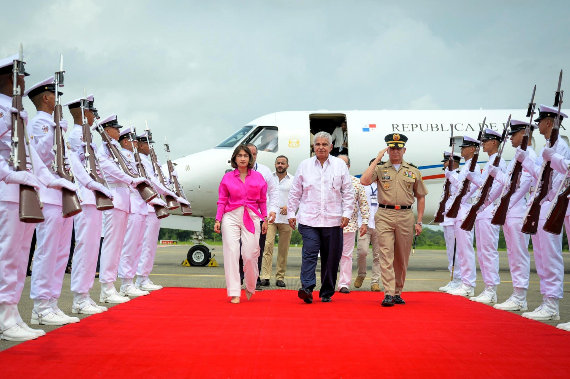 Fotografía cedida por la Cancillería de Colombia que muestra a la canciller colombiana Laura Sarabia (i), recibiendo al presidente de Panamá, Jose Raúl Mulino (c), a su llegada este viernes al aeropuerto de Montería (Colombia). EFE/ Cancillería de Colombia