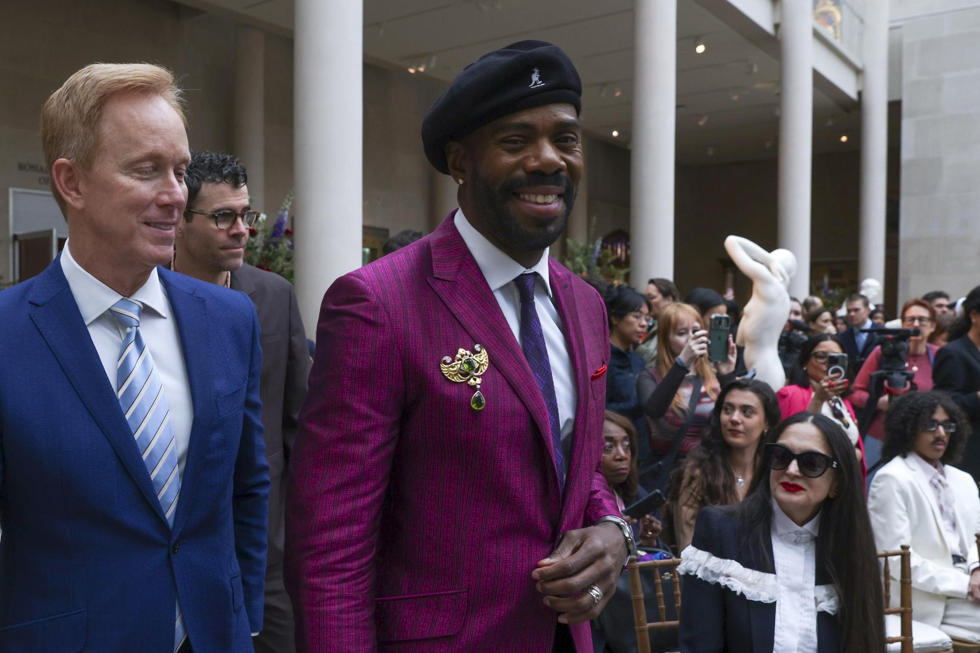 El actor estadounidense Colman Domingo (c) a su llegada este lunes, 5 de mayo, a la rueda de prensa de la inauguración de la exposición 'Superfine: Tailoring Black Style', en el Museo Metropolitano de Arte de Nueva York, en Manhattan (NY, EE.UU.). EFE/Sarah Yenesel