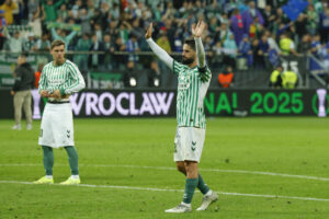 El centrocampista del Betis, Isco, tras caer derrotados en el encuentro correspondiente a la final de la Liga de Conferencia que han disputado hoy miércoles Chelsea y Betis en el Tarczynski Arena de Breslávia. EFE / Julio Muñoz.