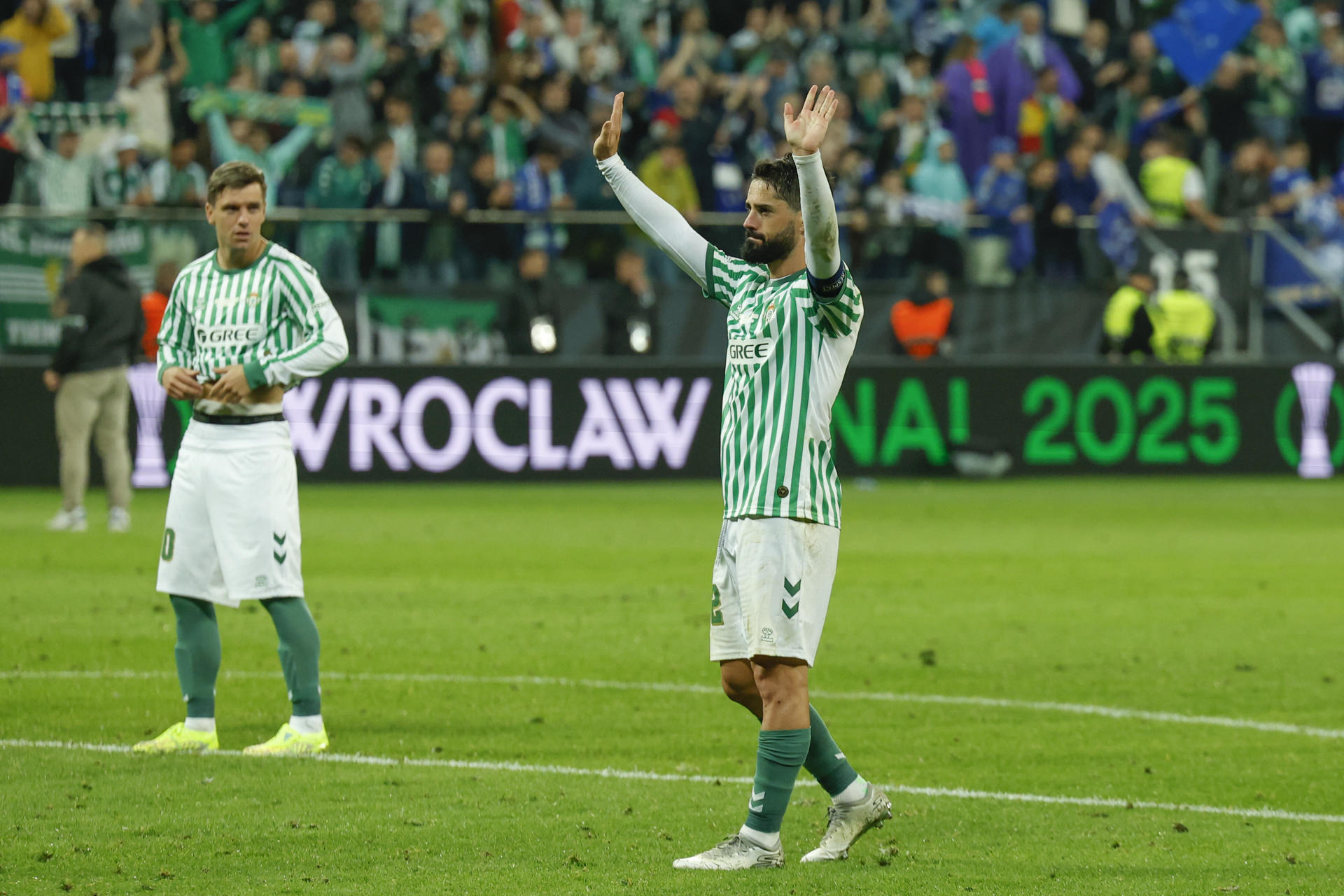 El centrocampista del Betis, Isco, tras caer derrotados en el encuentro correspondiente a la final de la Liga de Conferencia que han disputado hoy miércoles Chelsea y Betis en el Tarczynski Arena de Breslávia. EFE / Julio Muñoz.