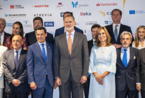El rey y el presidente de la Junta de Andalucía, Juanma Moreno, posa con una delegación del Consejo Empresarial Alianza por Iberoamérica (Ceapi). EFE/Miguel Ángel Molina