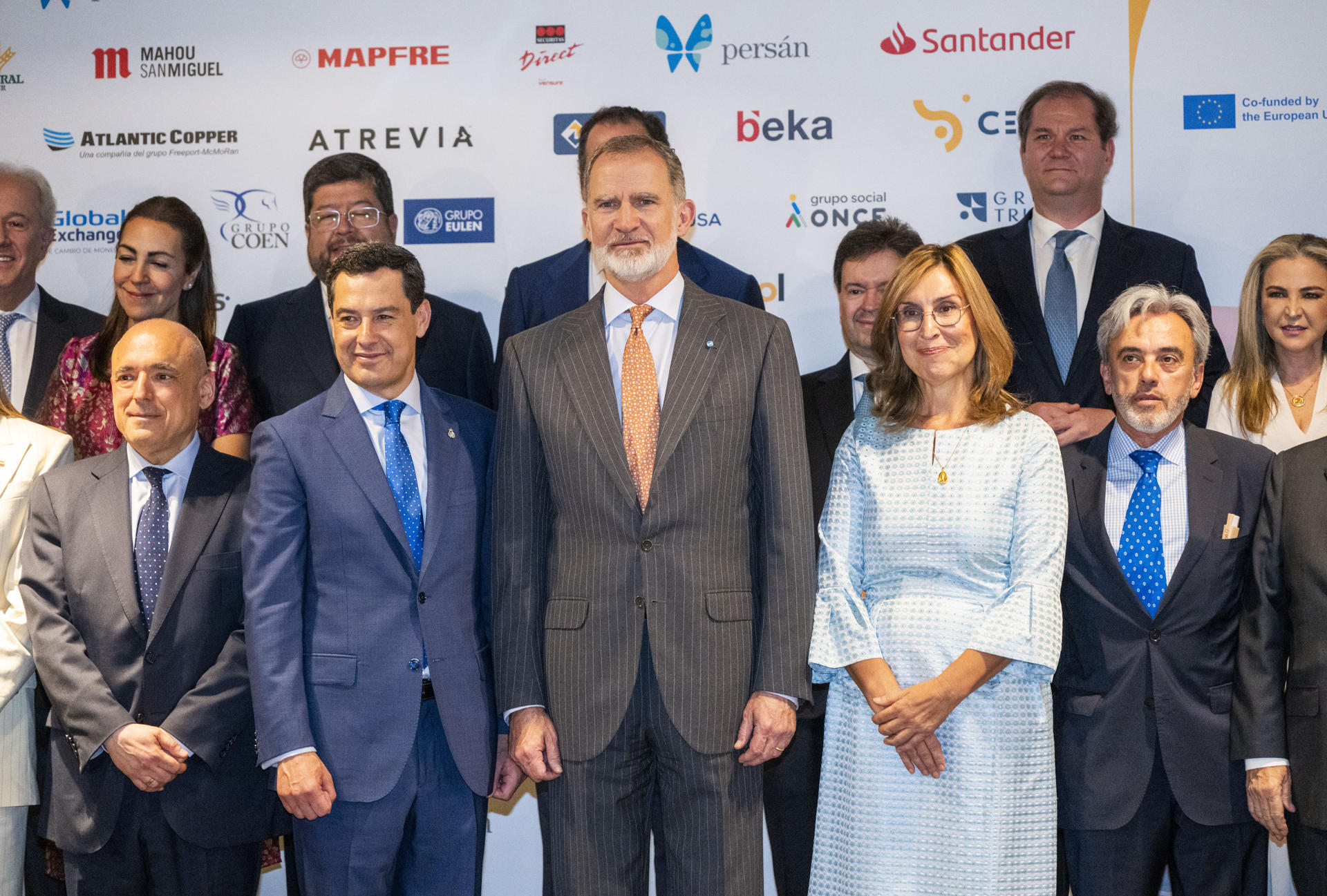 El rey y el presidente de la Junta de Andalucía, Juanma Moreno, posa con una delegación del Consejo Empresarial Alianza por Iberoamérica (Ceapi). EFE/Miguel Ángel Molina