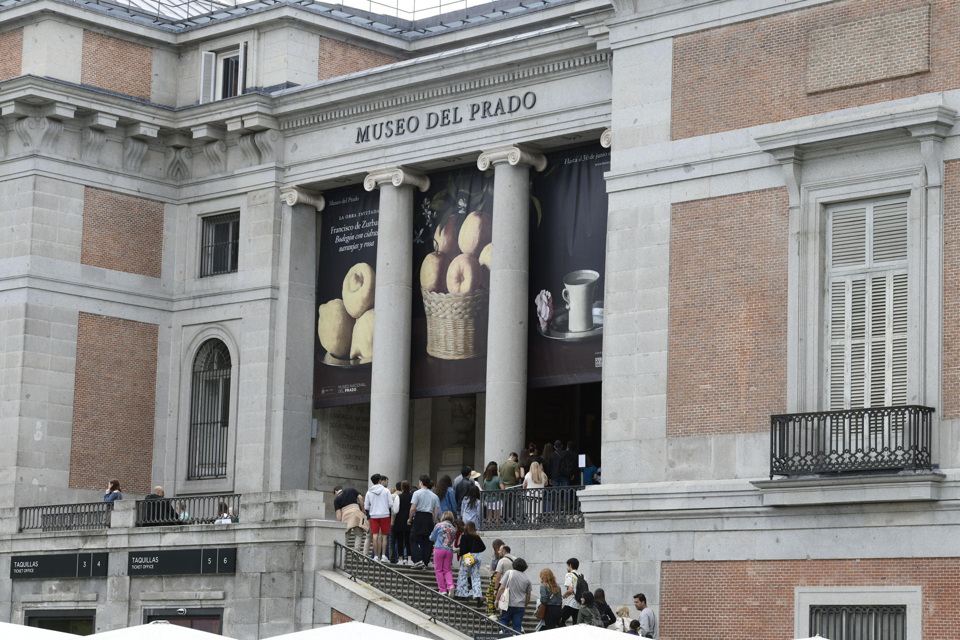 Imagen de archivo de un acceso al Museo del Prado, en Madrid.. EFE/ Víctor Lerena
