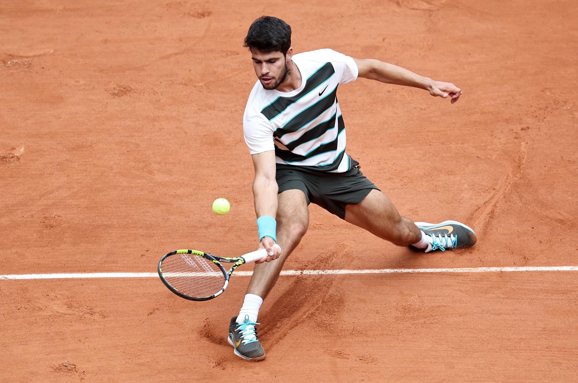 Carlos Alcaraz, en un momento de su partido de primera ronda de Roland Garros contra el italiano Giulio Zeppieri . EFE/EPA/CHRISTOPHE PETIT TESSON
```

