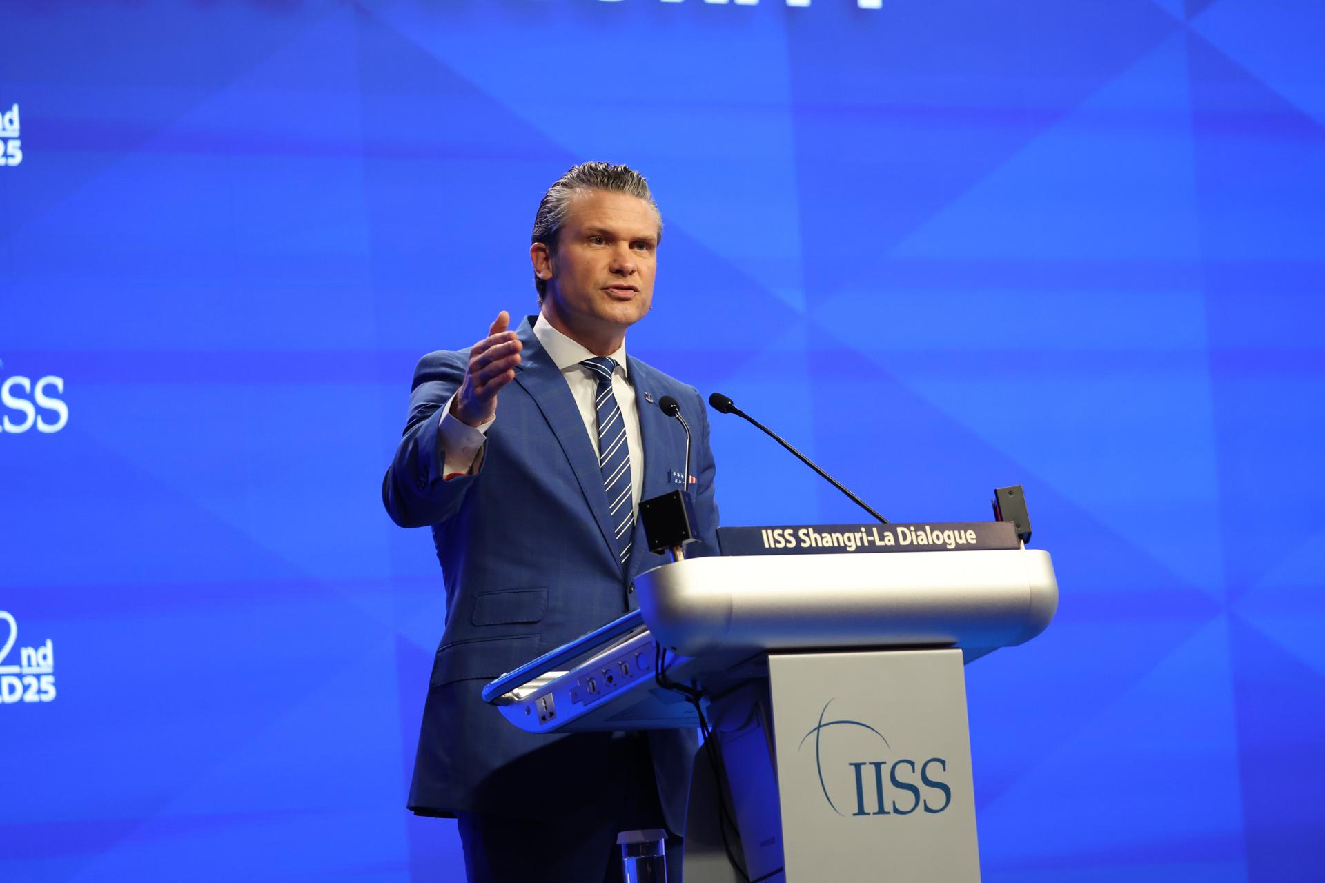 Singapore (Singapore), 30/05/2025.- US Defence Secretary Pete Hegseth delivers his speech during the first plenary session of the International Institute for Strategic Studies (IISS) Shangri-la Dialogue Defence Summit in Singapore, 31 May 2025. Defense ministers and officials from 47 countries are gathered in the city state for the IISS Shangri-la Dialogue, an annual high level defence summit in the Asia Pacific region. (Singapur) EFE/EPA/HOW HWEE YOUNG