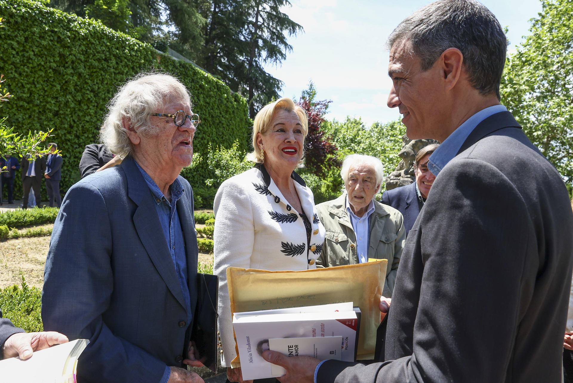 El presidente del Gobierno, Pedro Sánchez (d), conversa con el hispanista Ian Gibson, durante la inauguración hoy martes de una placa conmemorativa en la Fuente de Machado, en los jardines del Palacio de la Moncloa, en Madrid. EFE / Pool Moncloa/Fernando Calvo.***SOLO USO EDITORIAL / SOLO USO DISPONIBLE PARA ILUSTRAR LA NOTICIA QUE ACOMPAÑA/ (CRÉDITO OBLIGATORIO)***.