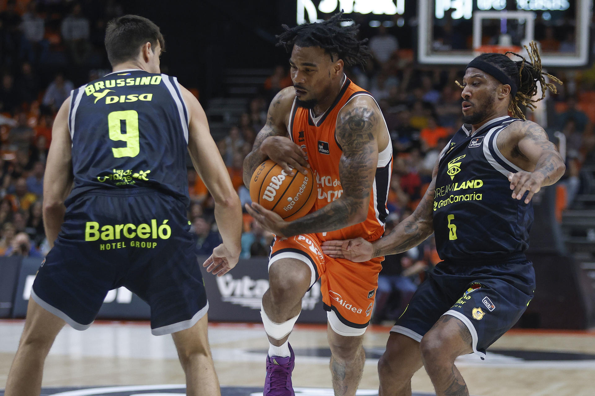 El jugador del Valencia Basket Chris Jones (c) y el jugador del Dreamland Gran Canaria Andrew Albicy (d), durante el partido de la Lida Endesa de la Jornada 31 disputado en el pabellón de la Fuente San Luis de Valencia.- EFE/Miguel Ángel Polo.