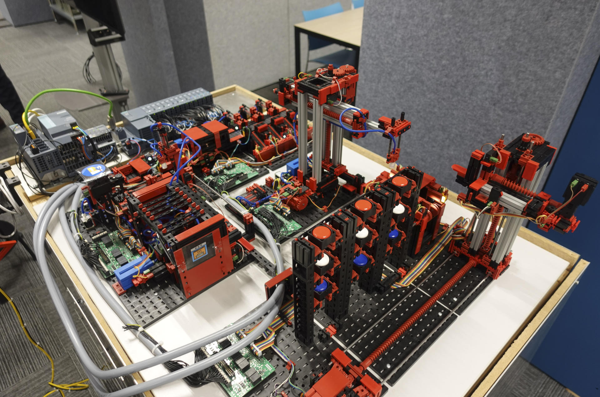 Brainport Eindhoven, en el sur de Países Bajos, es un ecosistema único en la industria manufacturera de alta tecnología, una especie de Silicon Valley a la europea, donde universidades y centros de investigación colaboran con empresas, desde empresas emergentes hasta gigantes como Philips, Siemens y ASML, para revolucionar el mercado. EFE/Imane Rachidi