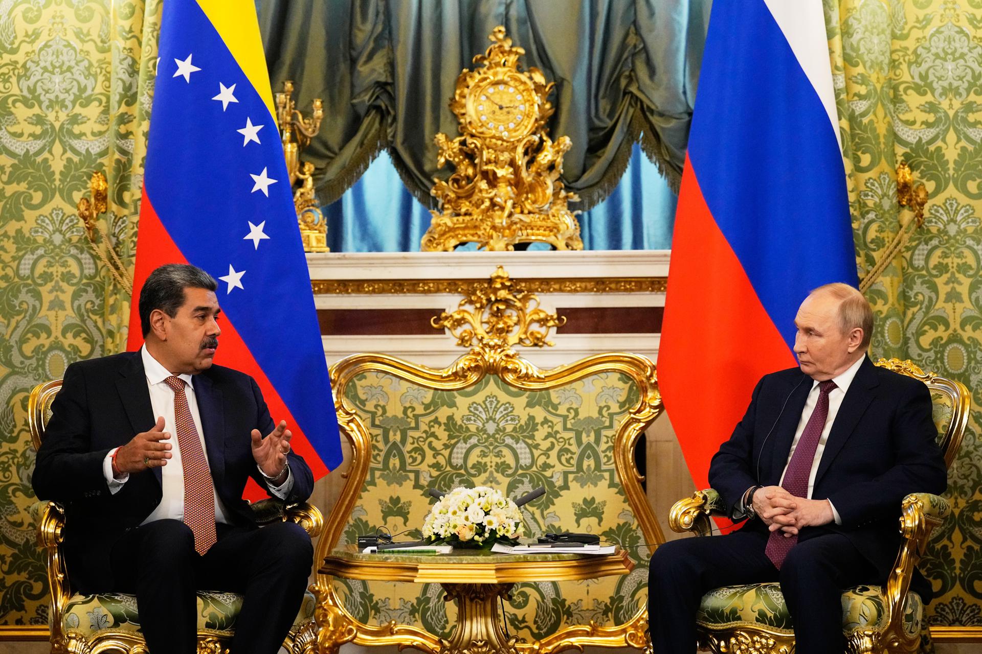 El presidente ruso Vladimir Putin (D) habla con el presidente venezolano Nicolás Maduro (I) durante su encuentro en el Kremlin en Moscú, Rusia, el 07 de mayo de 2025. Rusia celebrará el 80 aniversario de la victoria en la Segunda Guerra Mundial sobre la Alemania nazi y sus aliados el 09 de mayo. (Alemania, Rusia, Moscú) EFE/EPA/ALEXANDER ZEMLIANICHENKO / POOL