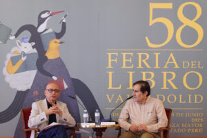 La Feria del Libro de Valladolid celebra esta mañana la mesa redonda 'Un viaje de ida y vuelta: Valladolid y Lima' con los escritores peruanos, Alonso Ruiz Rosas (d) y Víctor Peralta Ruiz (i). EFE/Nacho Gallego