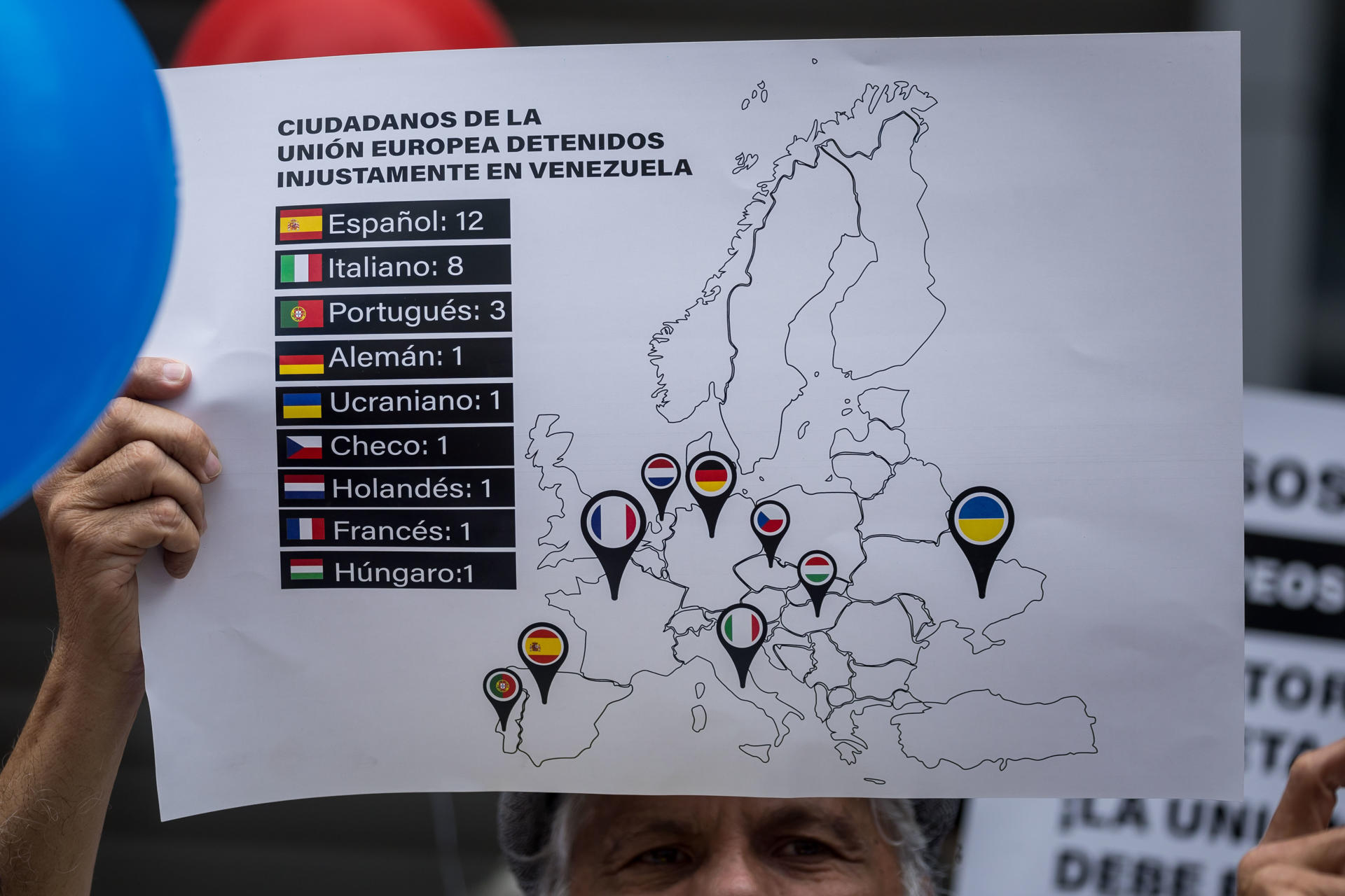 Detalle de un cartel con un mapa que muestra las nacionalidades europeas de casi una treintena de presuntos presos políticos en Venezuela, durante una manifestación por la libertad de estos, en las inmediaciones de la embajada de la Unión Europea, este viernes, 9 de mayo, en Caracas (Venezuela). EFE/Miguel Gutiérrez