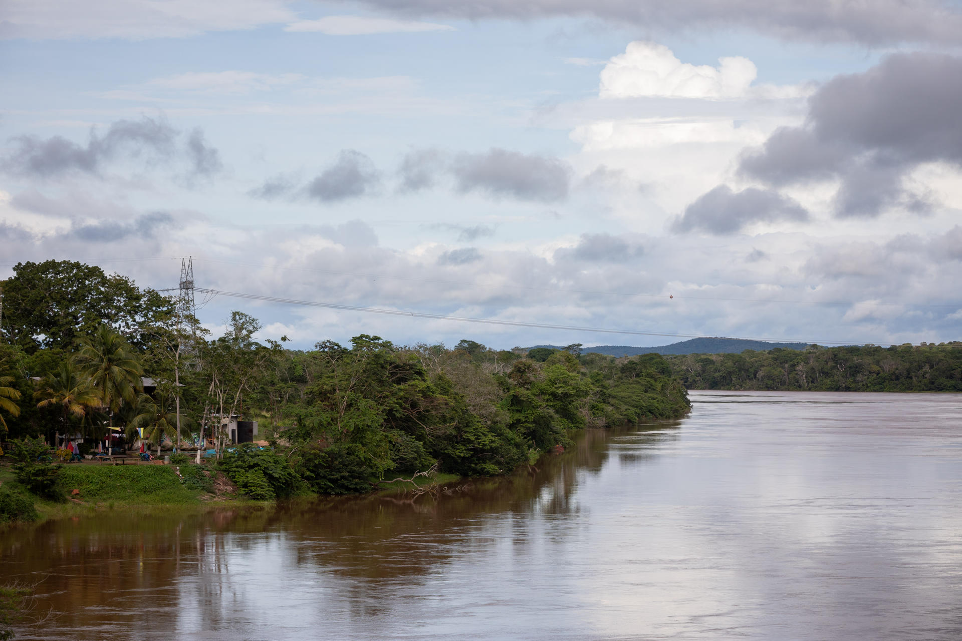 Fotografía de un caserío a orillas del río Cuyuní, en Dalla Costa, municipio Sifontes del estado Bolívar (Venezuela). EFE/ Rayner Peña R