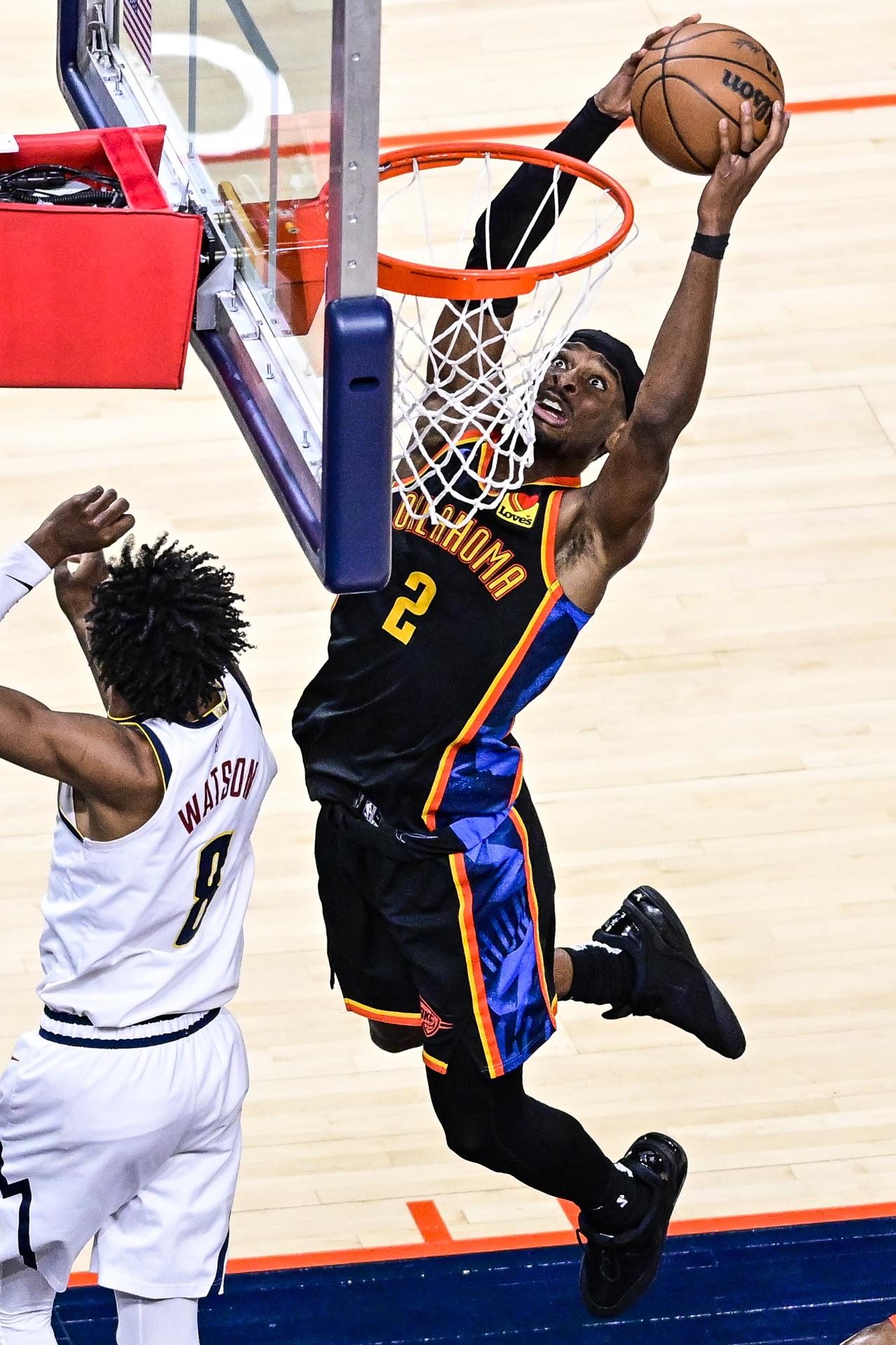 Shai Gilgeous-Alexander (d), de Oklahoma City Thunder, hunde el balón en la canasta de los Denver Nuggets. EFE/EPA/GERALD LEONG SHUTTERSTOCK OUT