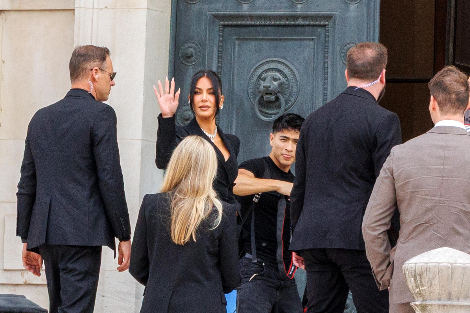Kim Kardashian llega en medio de una gran expectación al histórico Palacio de Justicia del centro de París. EFE/EPA/SADAK SOUICI