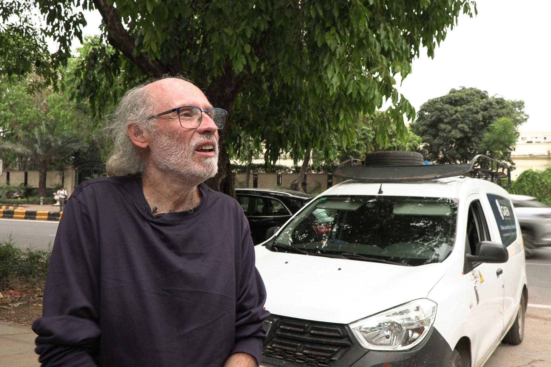 El español Joan Giralt Doya, de 63 años, se encuentra varado en Nueva Delhi, a la espera de continuar su vuelta al mundo en furgoneta.-EFE/ Juan Verano
