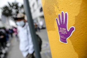 Fotografía de archivo de un cartel contra la violencia sexual en Lima (Perú). EFE/ Stringer