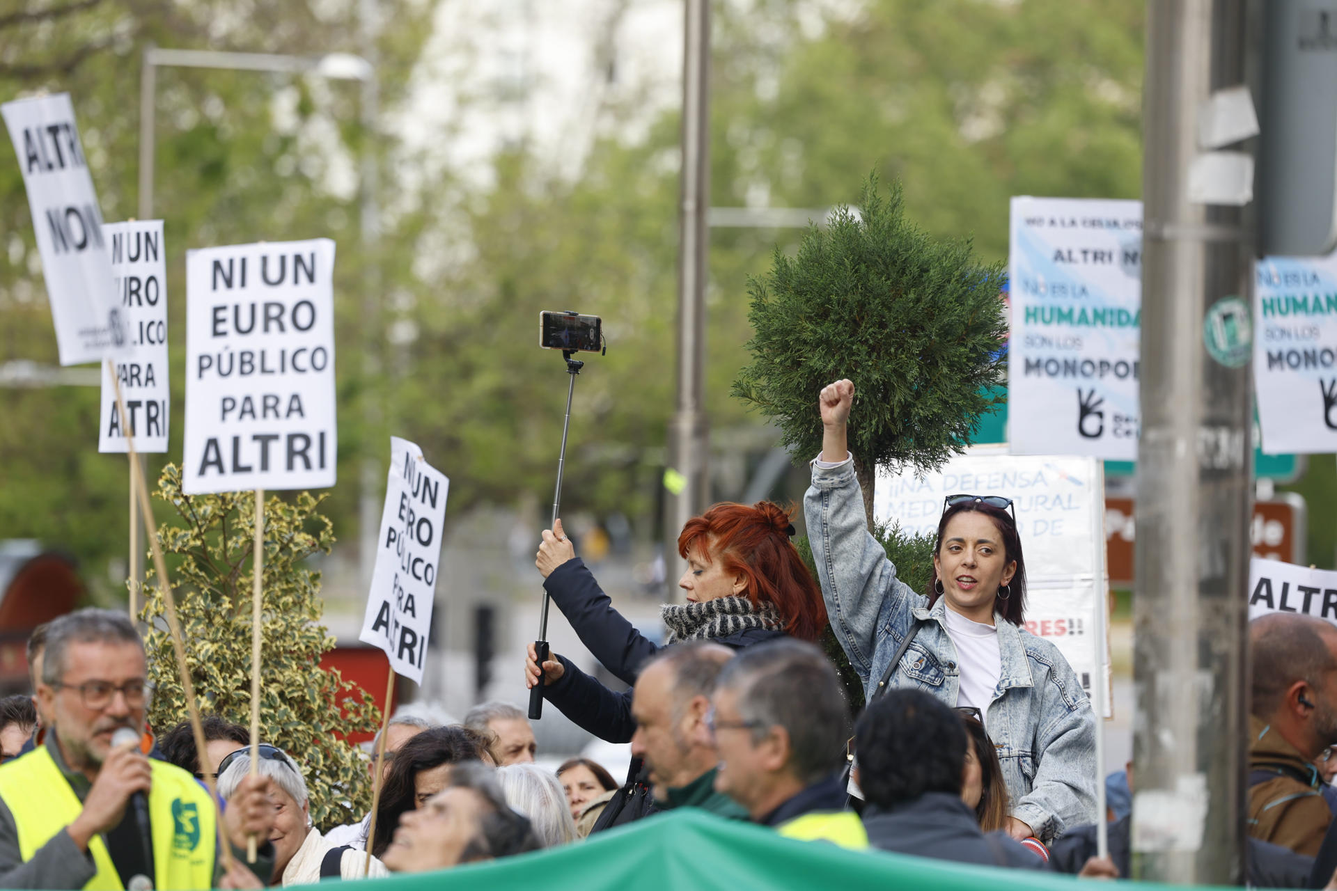 Vista de la concentración de Plataforma Ulloa Viva, Ecologistas en Acción y Greenpeace para exigir al Gobierno que rechace subvencionar el proyecto de macrofábrica de celulosa de la mutinacional Altri en Galicia, este jueves frente al Congreso de los Diputados en Madrid. EFE/ Juanjo Martín