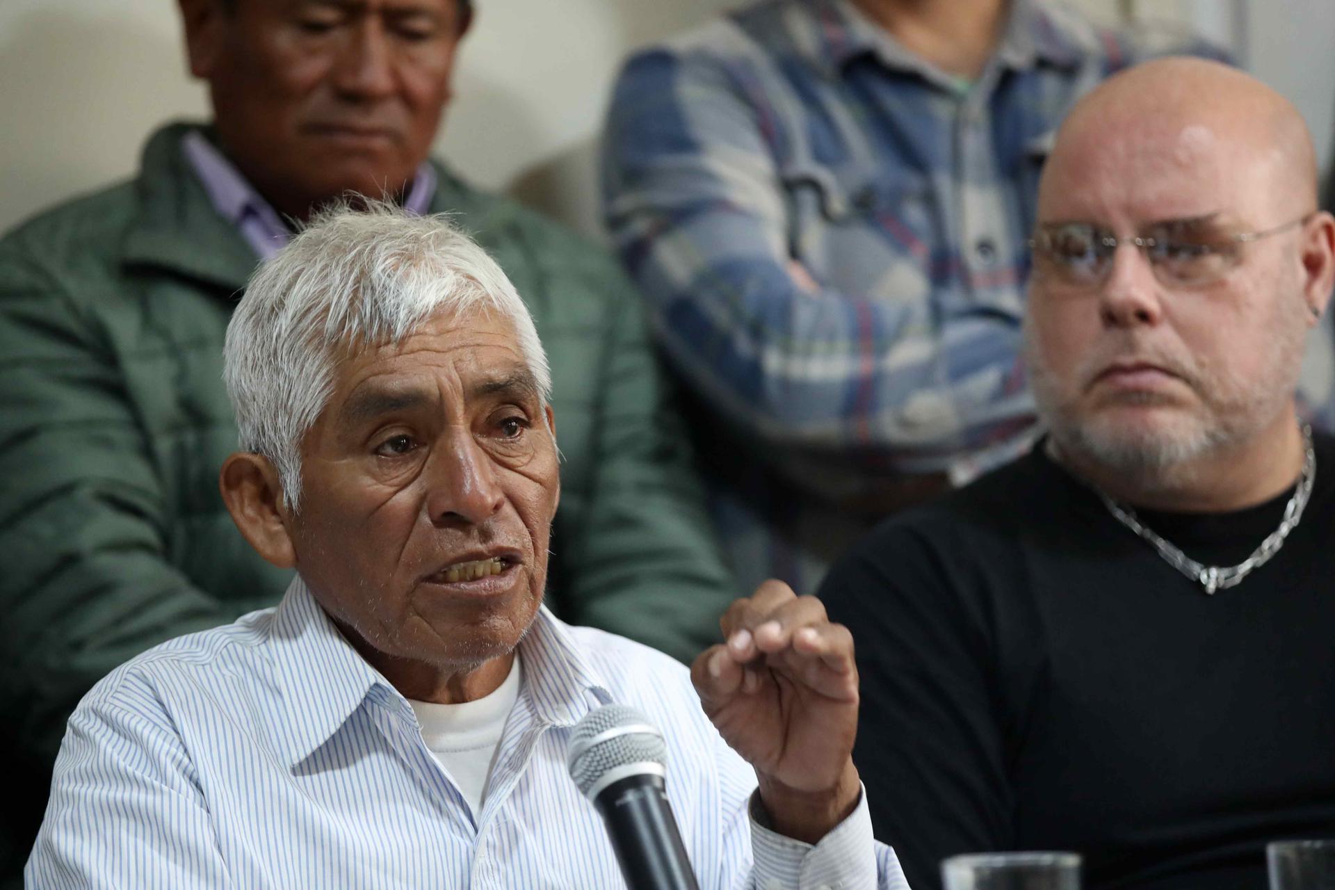 Marcelino Ynga, representante de los comuneros de Catacaos, habla durante una rueda de prensa en Lima (Perú). EFE/ Paolo Aguilar