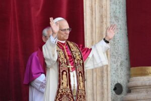 El papa León XIV bendiciendo a los fieles desde el balcón de la Basílica de San Pedro en el Vaticano. EFE/ALESSANDRO DI MEO