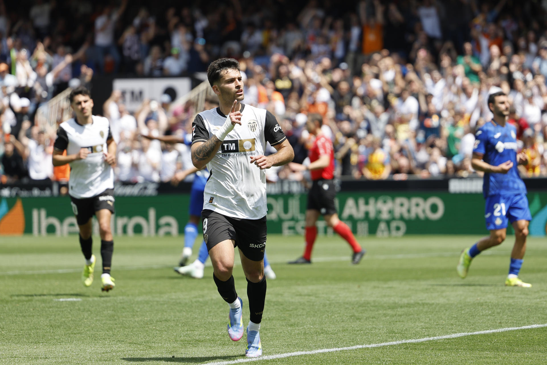 El delantero del Valencia Hugo Duro (c) celebra tras marcar el 3-0 al Getafe durante el partido de LaLiga EA Sports disputado en el Estadio de Mestalla en Valencia. EFE/Ana Escobar