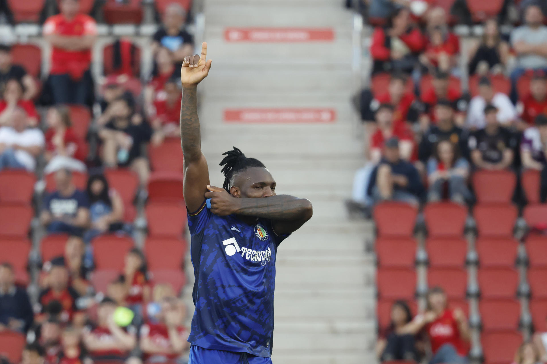 El centrocampista del Getafe Christantus Uche celebra tras marcar el 0-2 durante el encuentro de LaLiga entre RCD Mallorca y Getafe CF disputado este doming en el estadio Son Moix de Palma de Mallorca. EFE/ Cati Cladera