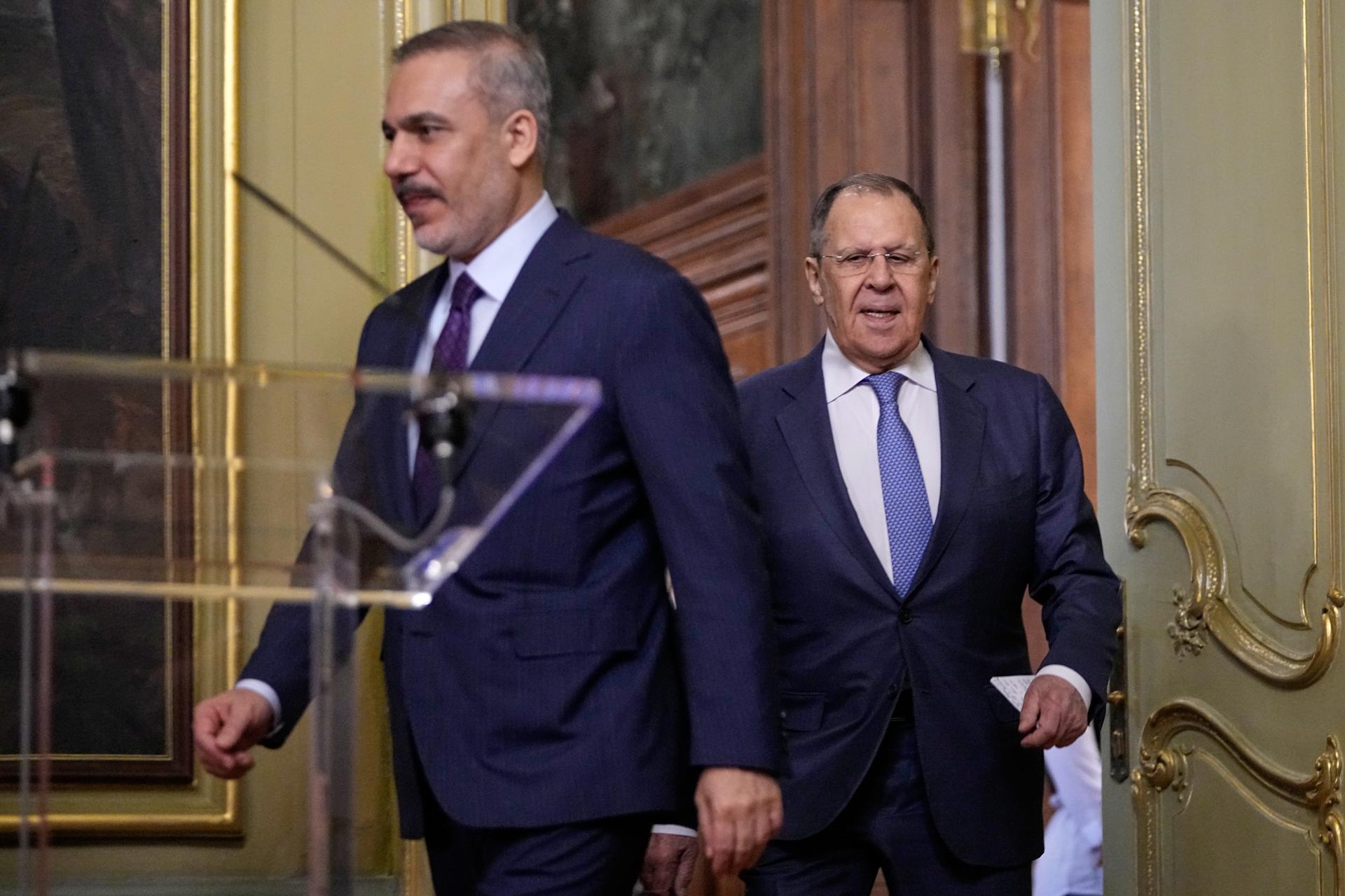 El ministro de Asuntos Exteriores ruso, Serguéi Lavrov (d), y el ministro de Asuntos Exteriores turco, Hakan Fidan, asisten a una conferencia de prensa conjunta tras su reunión en Moscú, el 27 de mayo de 2025. EFE/EPA/PAVEL BEDNYAKOV / POOL
```
