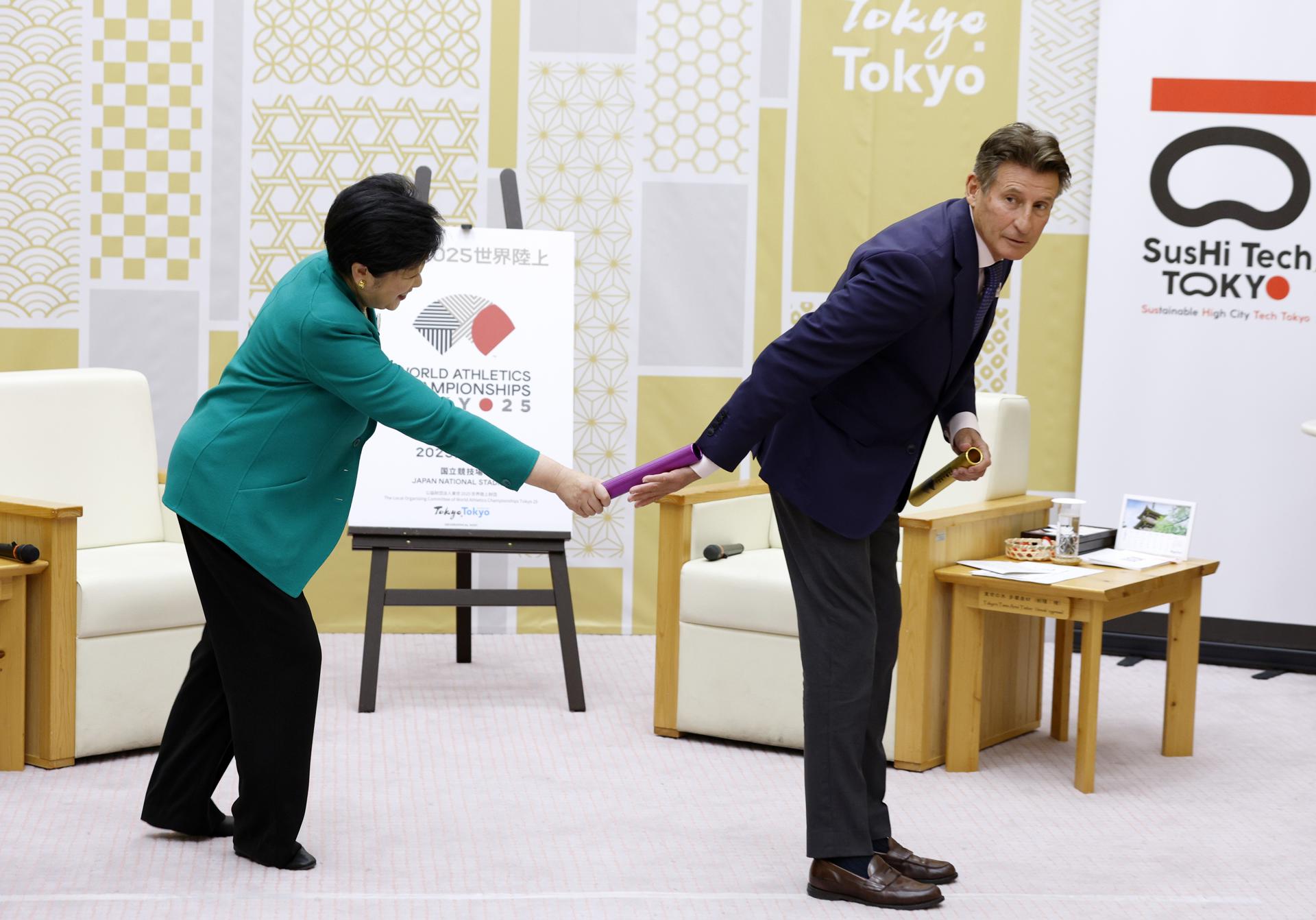 El presidente de la World Athletics, Sebastian Coe, recibe un relevo de la Gobernadora de Tokio, Yuriko Koike, durante la reunion que mantuvieron hoy. EFE/FRANCK ROBICHON