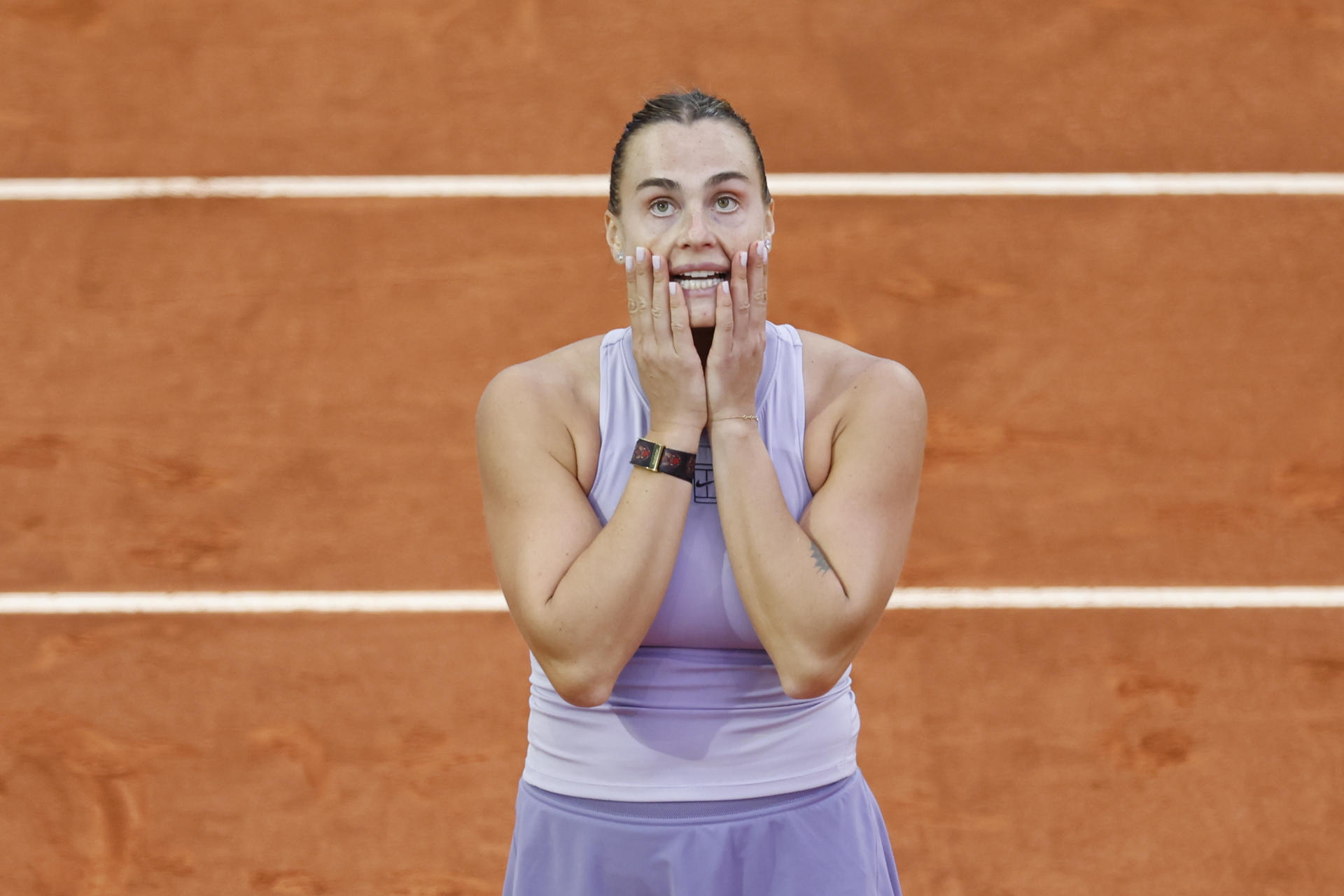 La tenista bielorrusa Aryna Sabalenka reacciona ante la estadounidense Coco Gauff, durante la final del Mutua Madrid Open de tenis que se disputó en la Caja Mágica, en Madrid. EFE/Sergio Pérez