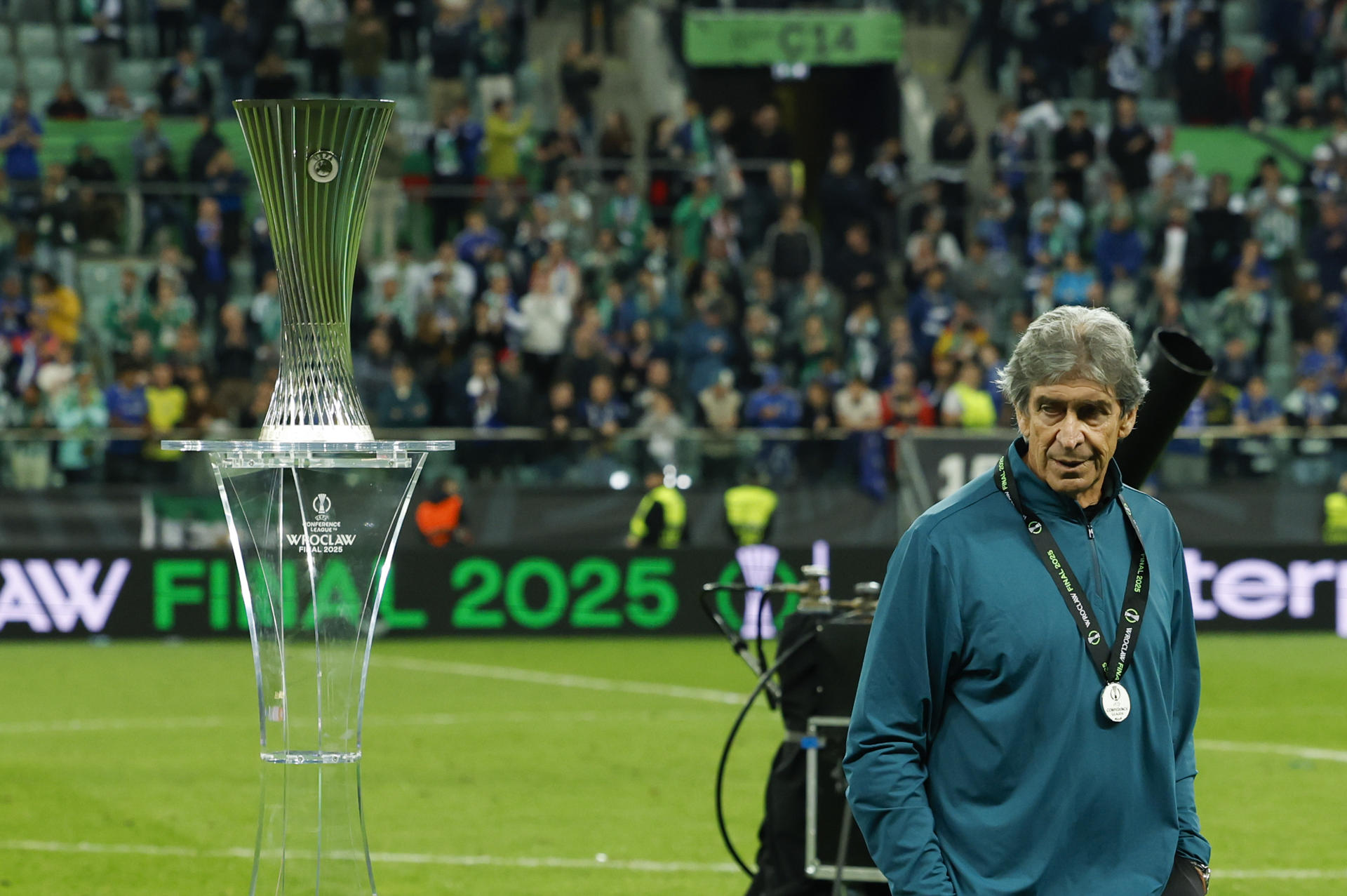 El técnico chileno del Betis, Manuel Pellegrini, tras recibir la medalla de subcampeón a la finalización del encuentro correspondiente a la final de la Liga de Conferencia que han disputado Chelsea y Betis en el Tarczynski Arena de Breslávia. EFE / Julio Muñoz.