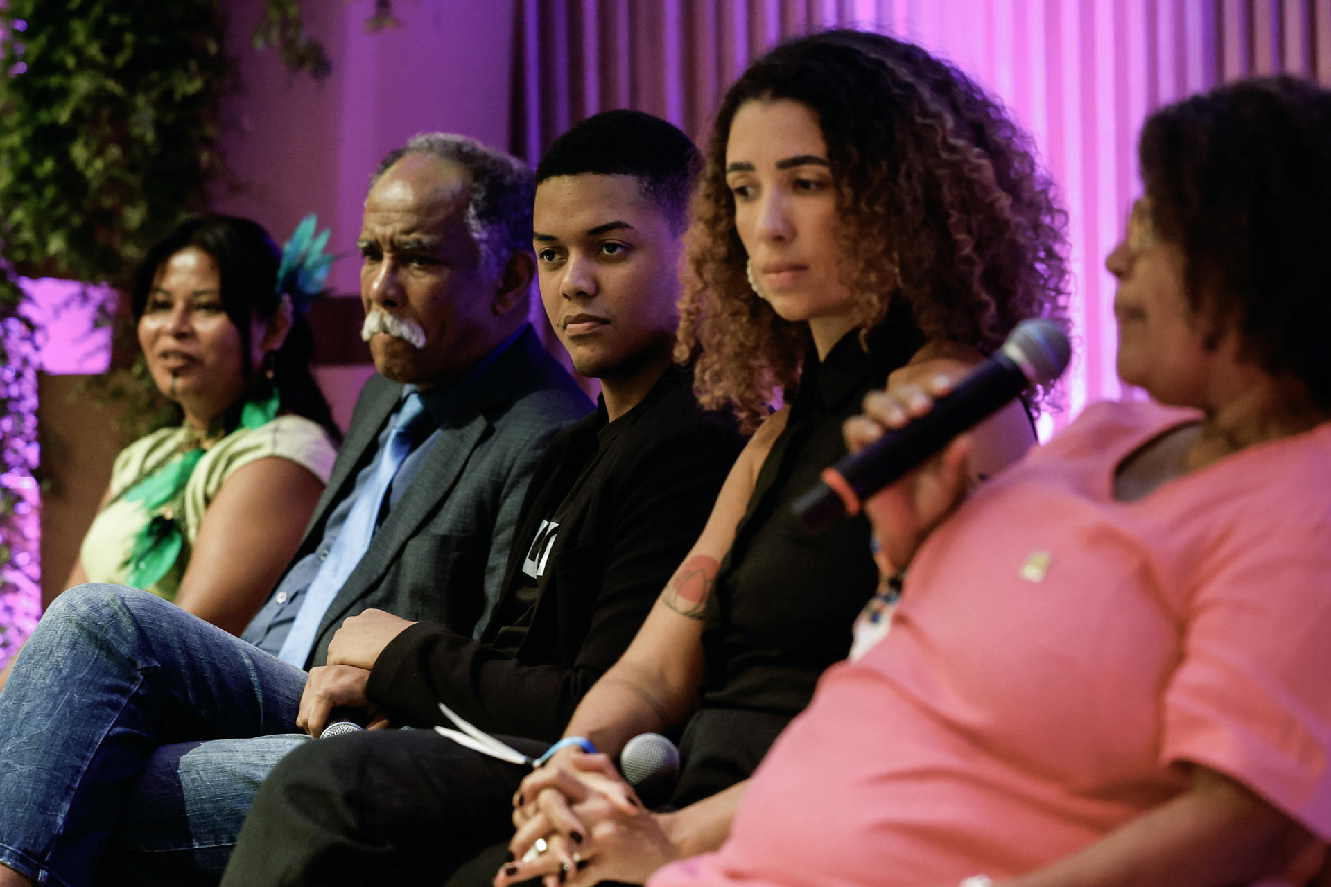De izquierda a derecha, la guardiana del Bosque y Emprendedora, Adriane Lanawa, el cofundador de Acervo Cultne y director ejecutivo de Cultne, Dom Filó, el presidente global de CUFA y Favela Holding, Marcus Vinícius Athayde, la directora de la Casa Amarilla Providence, Tiphanie Constantin, y la propietaria de la Posada Luz do Sol, Teia Avelino do Nascimento, hablan en el evento Visit Brasil Summit en Río de Janeiro (Brasil). La mayor atracción turística de Brasil es su diversidad. EFE/ Antonio Lacerda