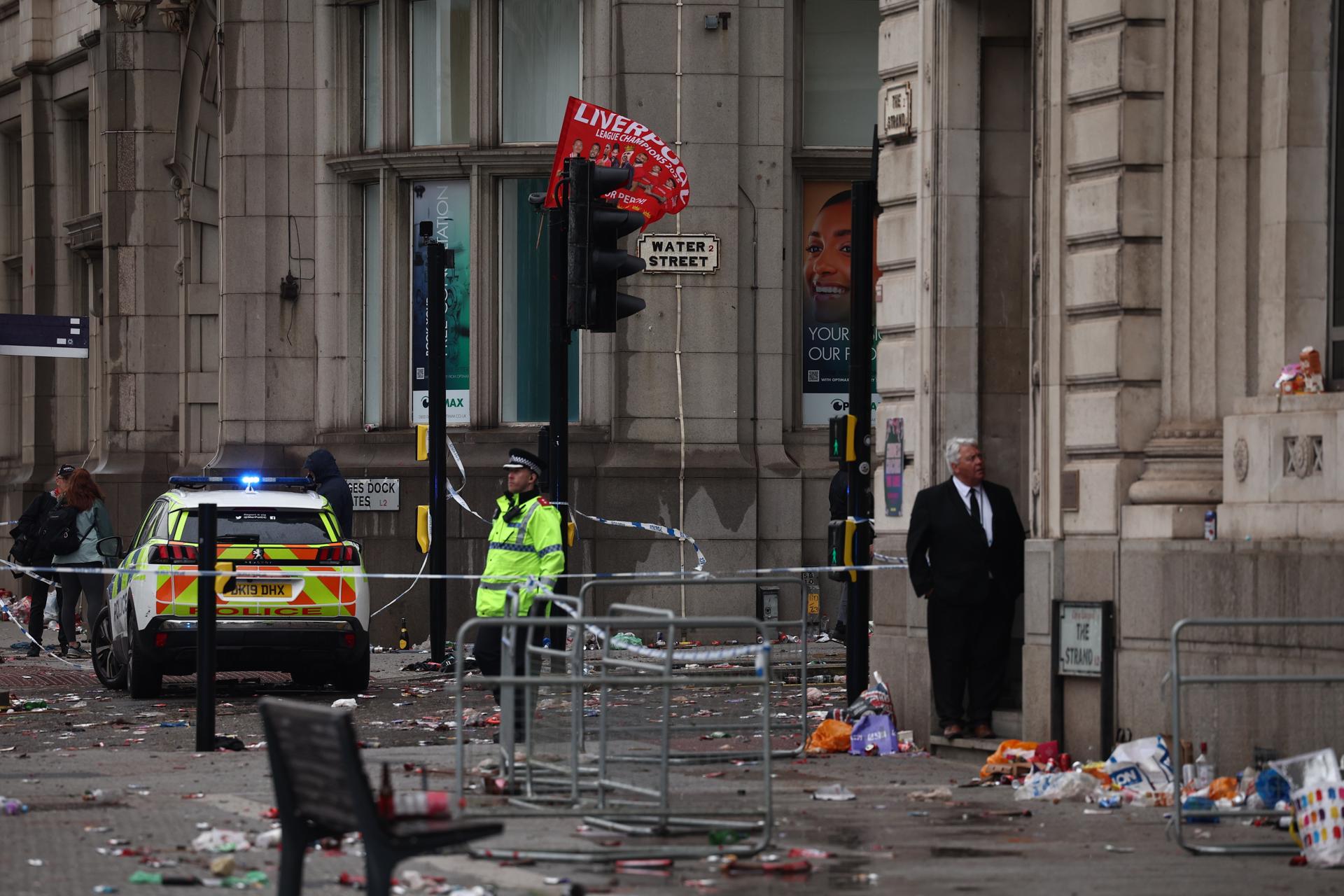 Un oficial de policía en el lugar donde un coche chocó con aficionados del Liverpool durante el desfile de celebración en el centro de la ciudad de Liverpool, Gran Bretaña, 26 de mayo de 2025. Un hombre ha sido detenido tras la colisión con varios peatones durante el desfile de la victoria del Liverpool FC, dijo la policía de Merseyside. (Reino Unido) EFE/EPA/ADAM VAUGHAN