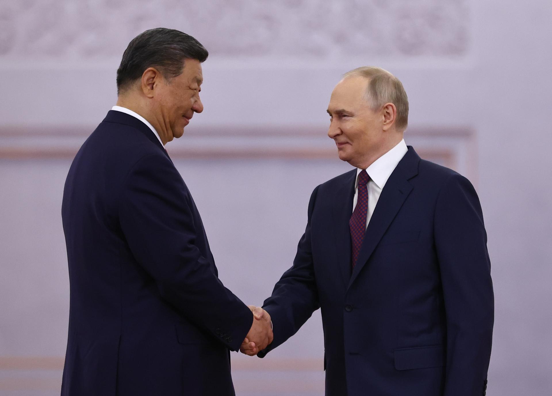 El presidente ruso, Vladímir Putin (D), estrecha la mano de su homólogo chino, Xi Jinping (I), durante una ceremonia de bienvenida antes de sus conversaciones en el Kremlin, en Moscú, el 8 de mayo de 2025. EFE/EPA/Evgenia Novozhenina / POOL