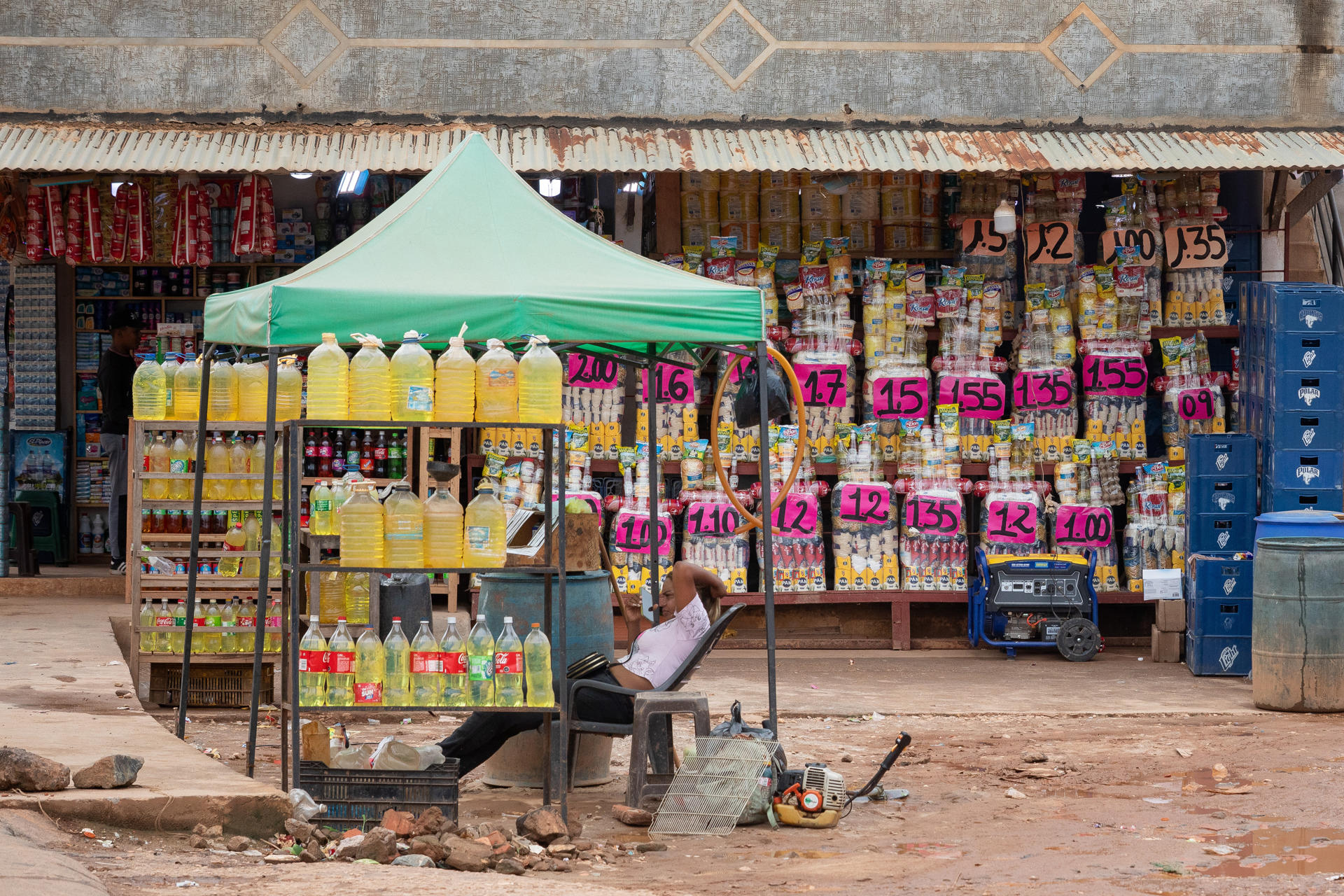 Una mujer espera frente a un comercio este sábado, en Dalla Costa en el municipio Sifontes del estado Bolívar (Venezuela). EFE/ Rayner Peña R
