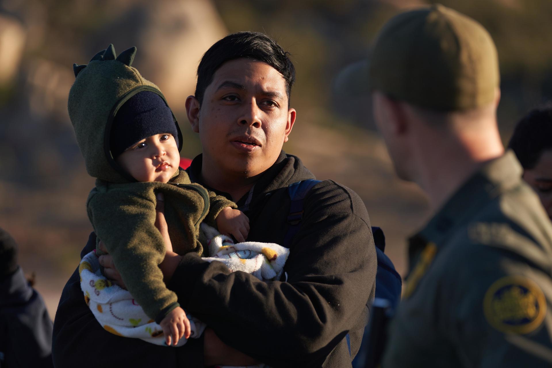 Fotografía de archivo de un hombre y su bebé en la zona fronteriza de Jacumba, California (EE.UU.). EFE/EPA/ALLISON DINNER