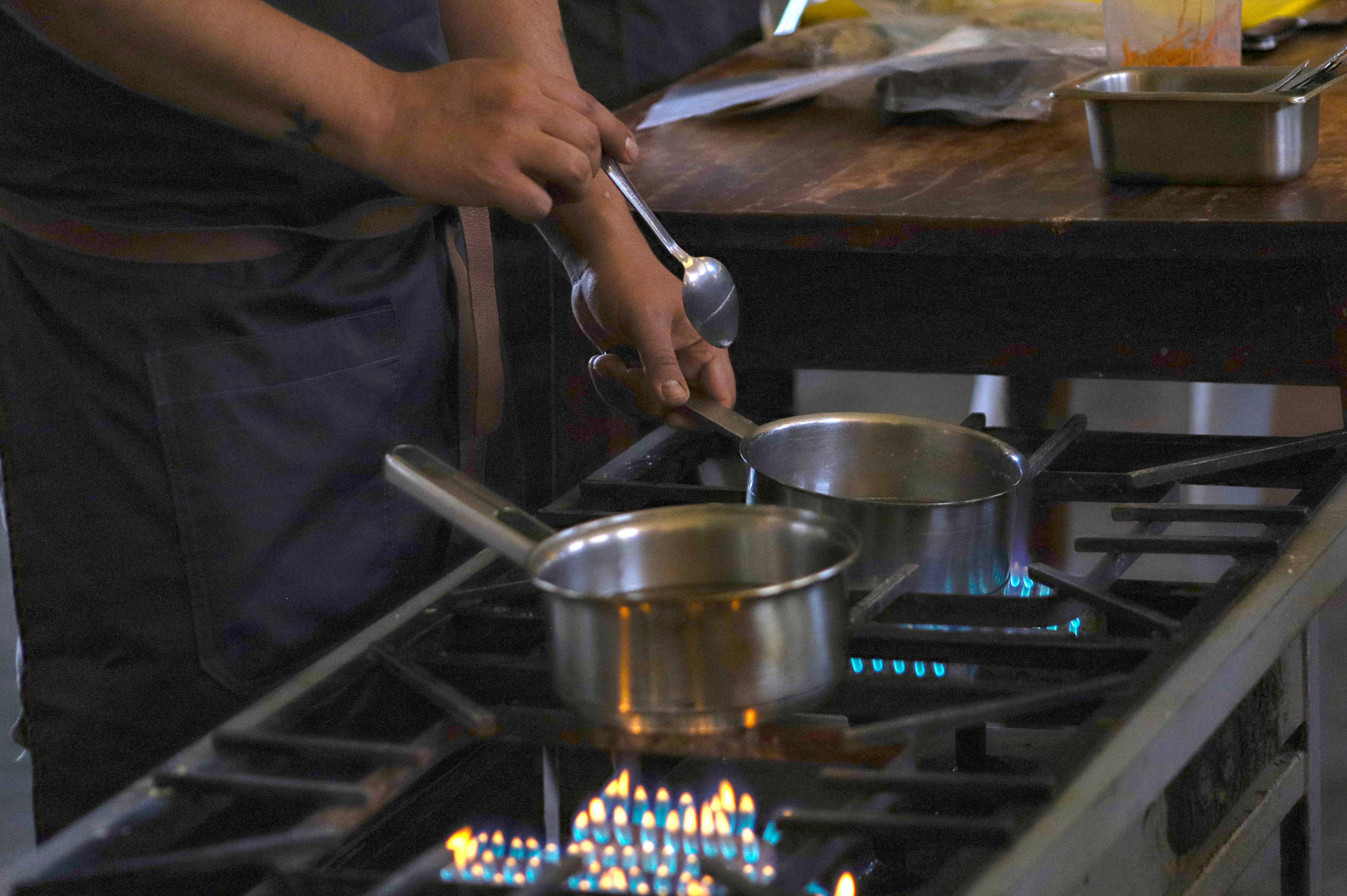 Un cocinero peruano da una clase práctica a vendedoras de comedores populares el 28 de mayo de 2025, en La Paz (Bolivia). EFE/ Gabriel Márquez