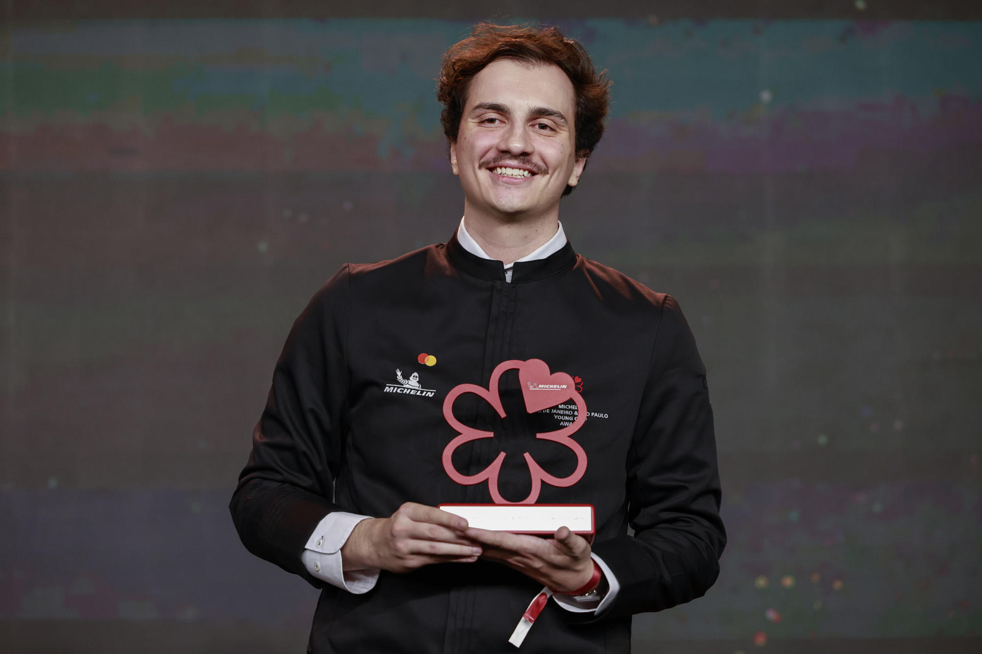 El chef Iago Jacomussi, del restaurante Jacó en São Paulo, posa con el premio al Chef Joven de la Guía Michelin, este lunes, 12 de mayo, en Sao Pablo (Brasil). EFE/Sebastiao Moreira