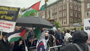 La Universidad de Columbia (Nueva York) celebró uno de los actos de graduación de sus estudiantes que se vio perturbado por las protestas de un centenar de activistas que se manifestaron a sus puertas en apoyo a Palestina, con la quema de diplomas por parte de antiguos alumnos de la institución. EFE/ Andrea Gallego