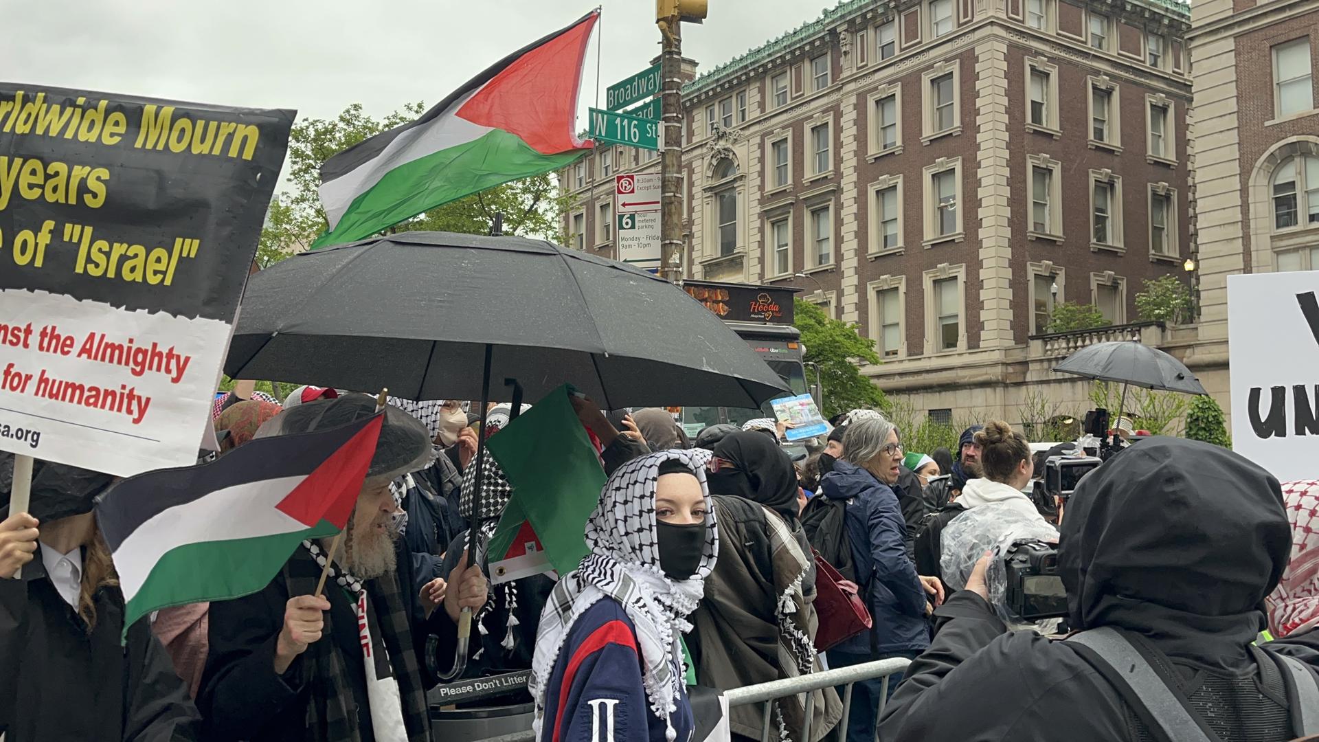 La Universidad de Columbia (Nueva York) celebró uno de los actos de graduación de sus estudiantes que se vio perturbado por las protestas de un centenar de activistas que se manifestaron a sus puertas en apoyo a Palestina, con la quema de diplomas por parte de antiguos alumnos de la institución. EFE/ Andrea Gallego