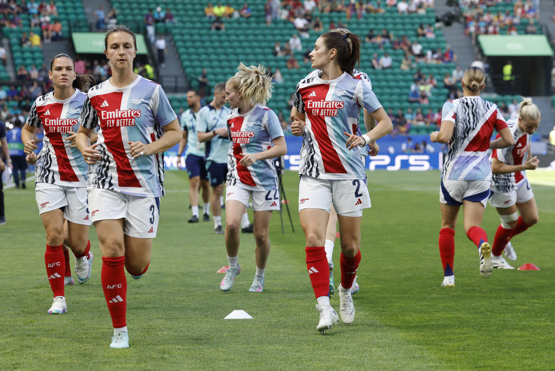 Las jugadoras del Arsenal calientan antes de la final de la Liga de Campeones Femenina UEFA, entre el Arsenal y el Barcelona, en el estadio José Alvalade de Lisboa (Portugal). EFE/ Toni Albir