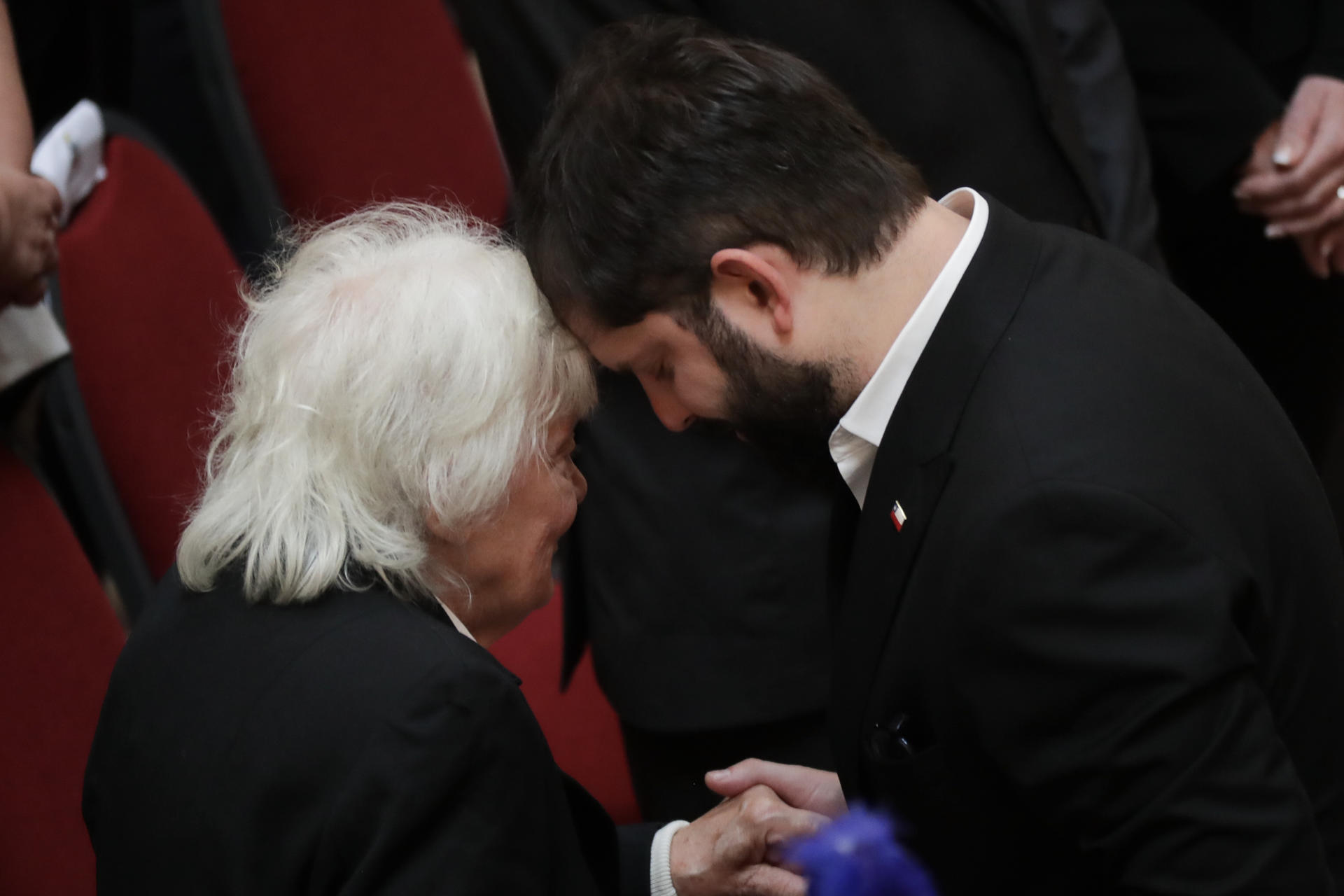 La exvicepresidenta uruguaya Lucía Topolansky y el presidente de Chile, Gabriel Boric, asisten al segundo día del velatorio del expresidente uruguayo José Mujica este jueves, en el Palacio Legislativo en Montevideo (Uruguay). EFE/ Raúl Martínez
