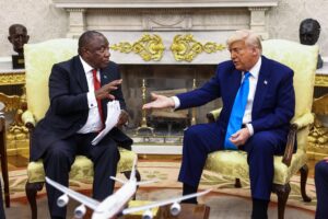 El presidente de Sudáfrica, Cyril Ramaphosa, junto al mandatario de Estados Unidos, Donald Trump. EFE/Jim Lo Scalzo