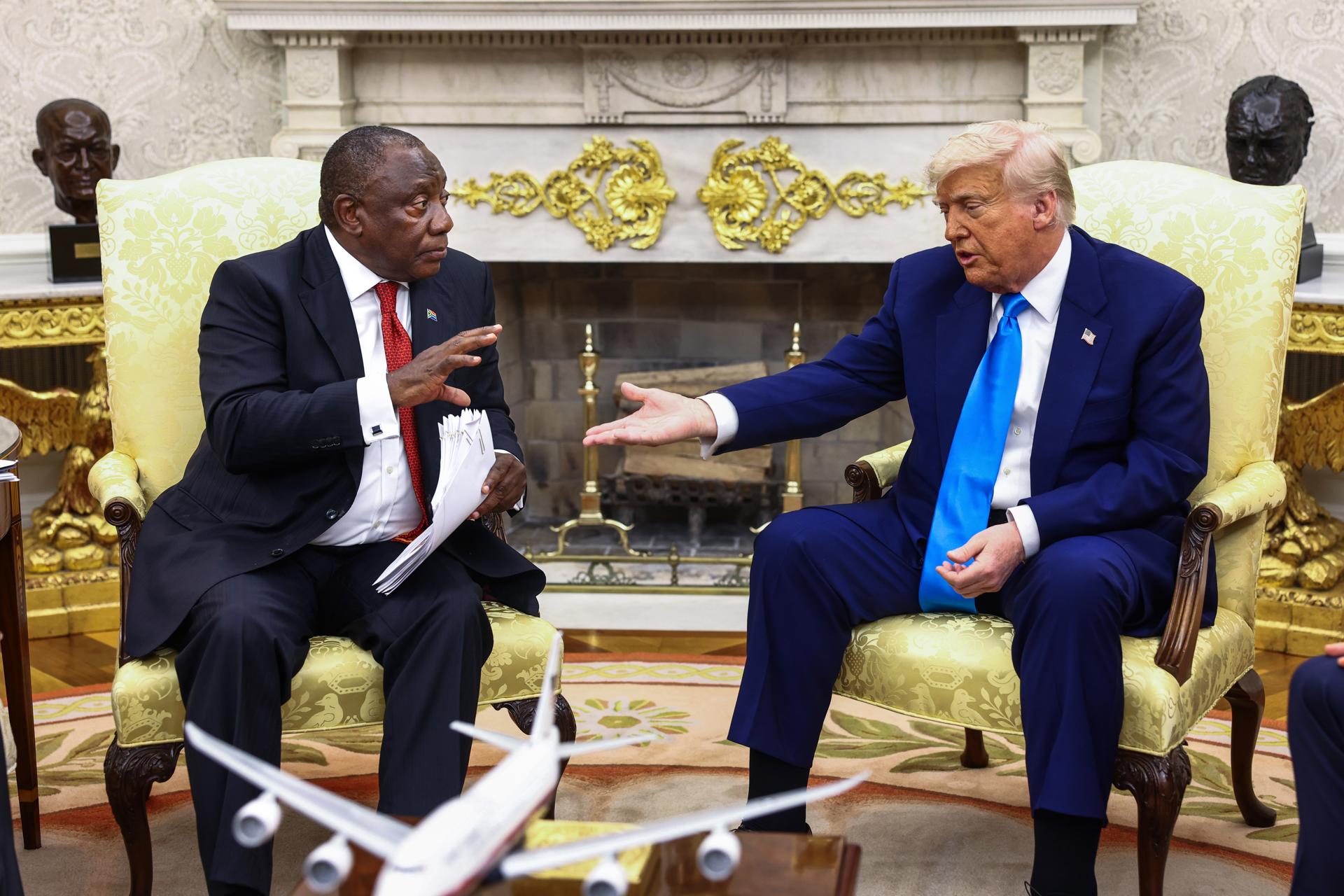 El presidente de Sudáfrica, Cyril Ramaphosa, junto al mandatario de Estados Unidos, Donald Trump. EFE/Jim Lo Scalzo
