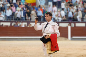 El diestro Rafa Serna tras cortar una oreja a su segundo astado durante el festejo taurino de la Feria de San Isidro, este jueves en la Plaza de Toros de Las Ventas, en Madrid. EFE/ Juanjo Martin